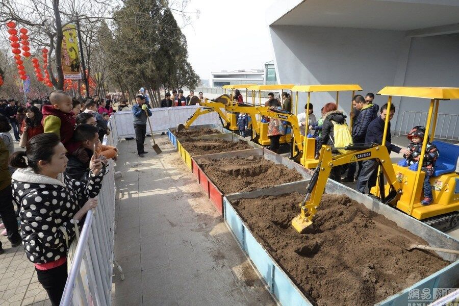 混凝土、娃娃版挖掘機(jī)、起重機(jī)