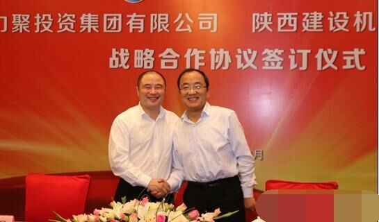 近日，陜建機(jī)械與安徽力聚簽訂戰(zhàn)略合作協(xié)議，陜建機(jī)械董事長楊宏軍，副總經(jīng)理、營銷總監(jiān)賀衛(wèi)東，安徽力聚投資集團(tuán)董事長宋執(zhí)壽，黨支部書記陳邦勤以及安徽潤路公司總經(jīng)理杜永龍等單位領(lǐng)導(dǎo)出席了會議